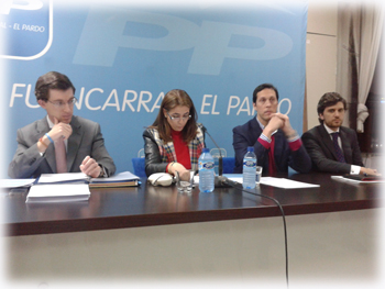 Elena Gonzlez-Moux asiste a la reunin con los 27 responsables de los colegios electorales del distrito
